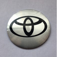Наклейки на диск Toyota D56 мм алюминий, выпуклый (Черный логотип на серебристом фоне)