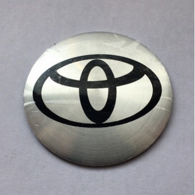 Наклейки на диск Toyota D56 мм алюминий, выпуклый (Черный логотип на серебристом фоне) с логотипом на колпачок колесных дисков